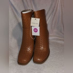 NWT, women's size 5.5, Universal Thread brand,  chunky heeled boots